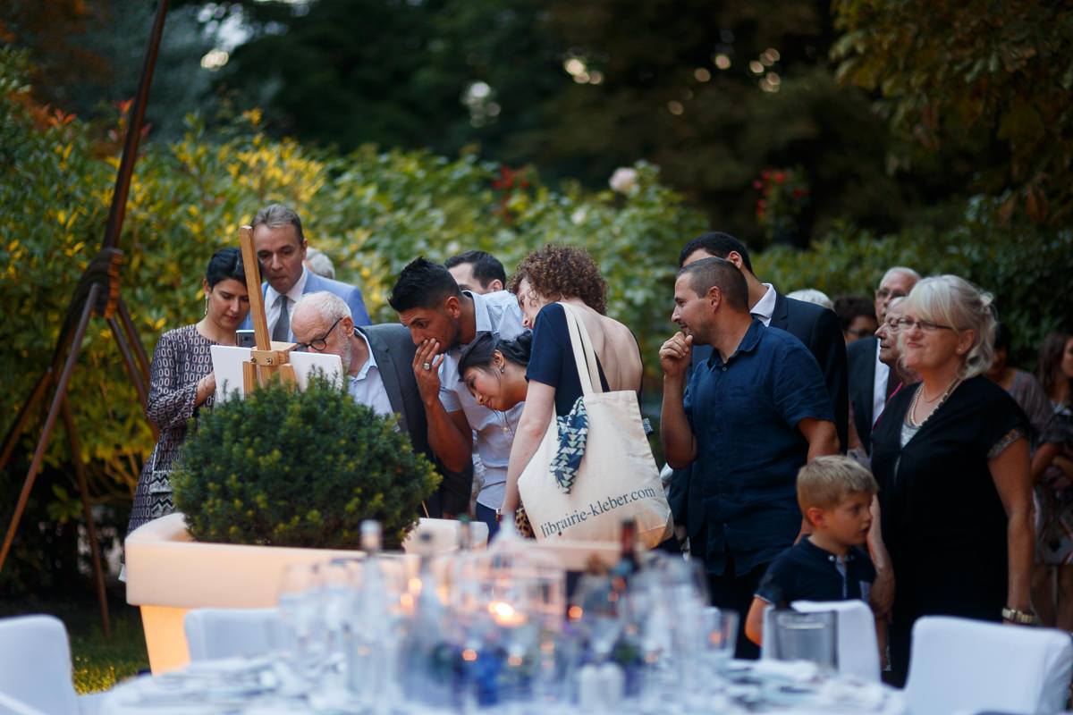 Invités cherchant leur table